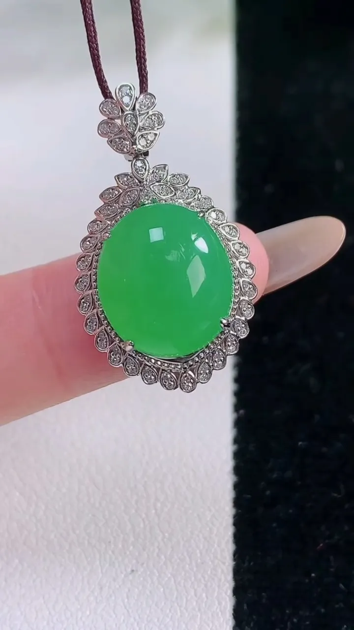 天然A货翡翠蛋面吊坠，尺寸28.8-16.6-8.8，裸石13.4-12.3重量:4.88g
12月