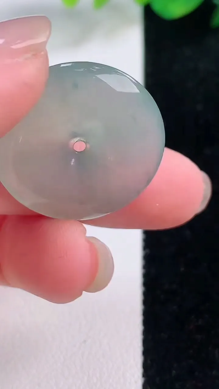 天然A货翡翠冰种飘花平安扣吊坠，尺寸25-4.6，重量:6.42g
12月2日