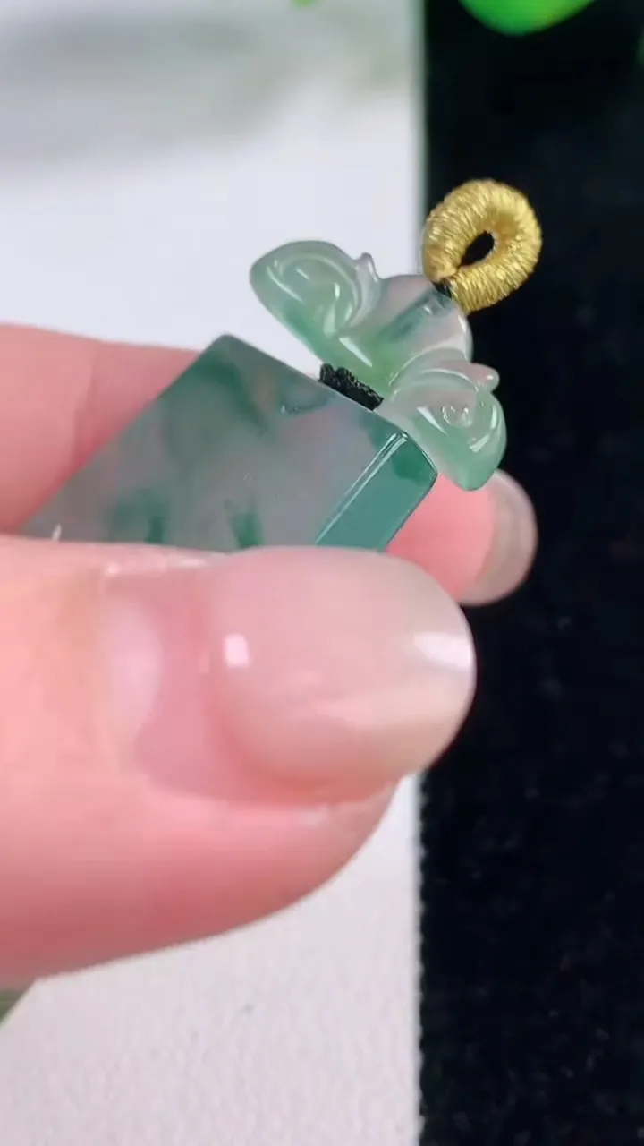 天然A货翡翠种飘花无事牌吊坠，尺寸31.8-24.2-3.9，重量:10.33g
12月2日