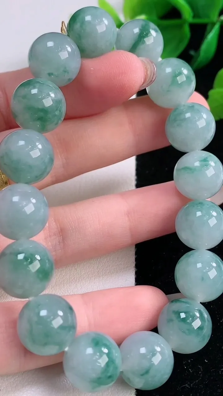 天然A货翡翠飘花圆珠手串，尺寸12.3-16颗，重量:54.17g12月2日
工厂直销收藏佳品,种好水足，色泽均匀，有种有色，上手高大气！