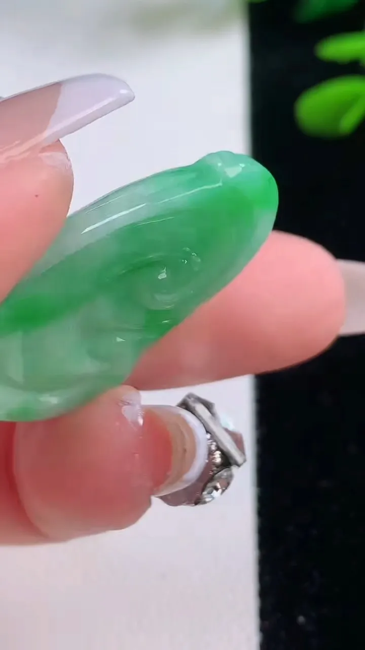 天然A货翡翠如意吊坠，尺寸31.7-19.7-5.9，重量:6.33g
12月2日