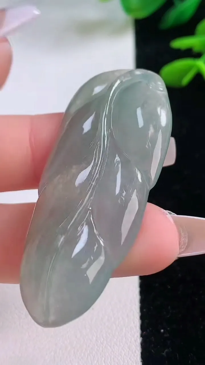 天然A货翡翠金枝玉叶 叶子吊坠，尺寸53.2-23-5.4，重量:12.46g
12月2日