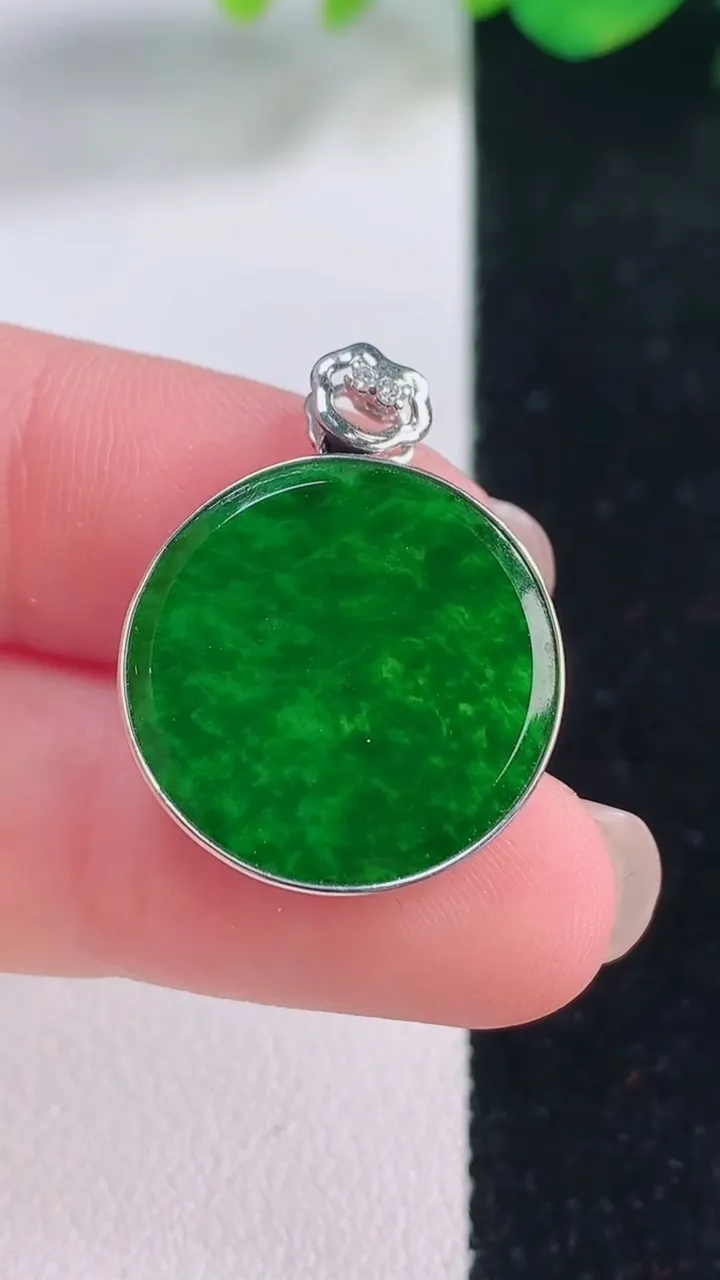 天然A货翡翠无事牌吊坠，尺寸19.5-3.7，重量:2.63g
12月2日