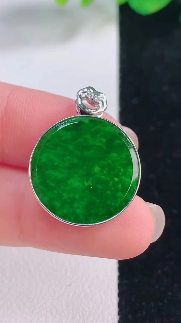 天然A货翡翠无事牌吊坠，尺寸19.5-3.7，重量:2.63g
12月2日