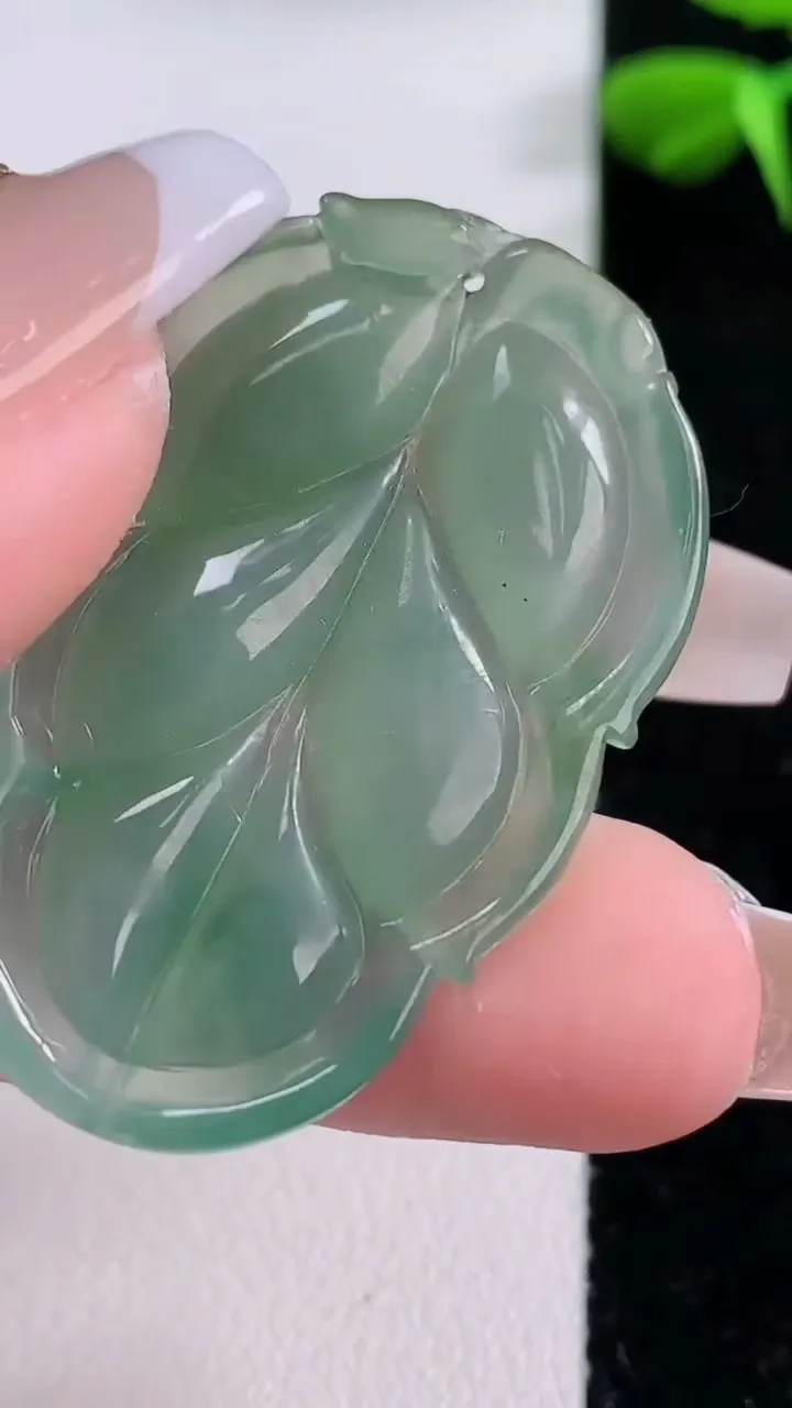 天然A货翡翠金枝玉叶 叶子吊坠，尺寸39.7-25.6-4.6，重:7.96g
12月2日