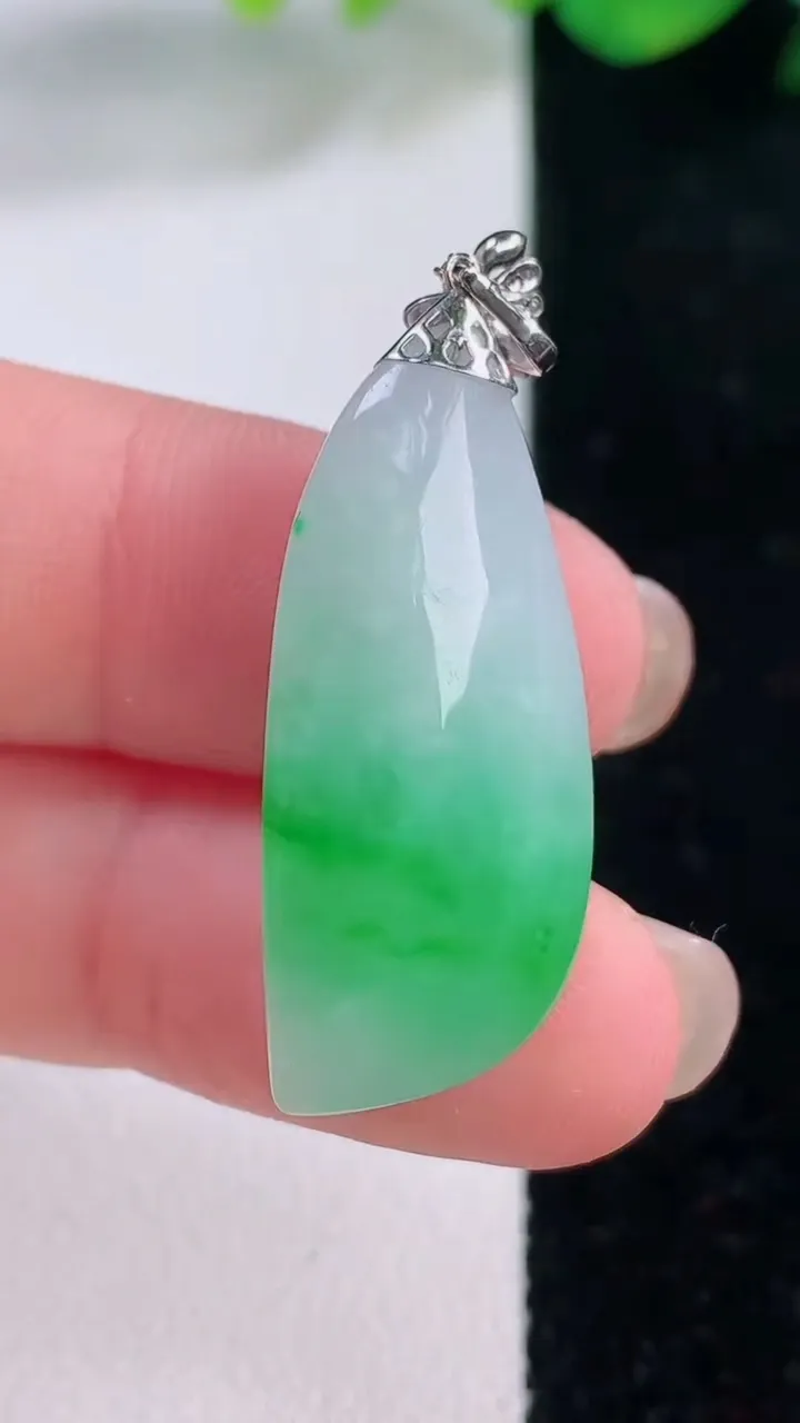 天然A货翡翠随形吊坠，尺寸31.6-13.3-8.8，重量:5.85g
12月2日