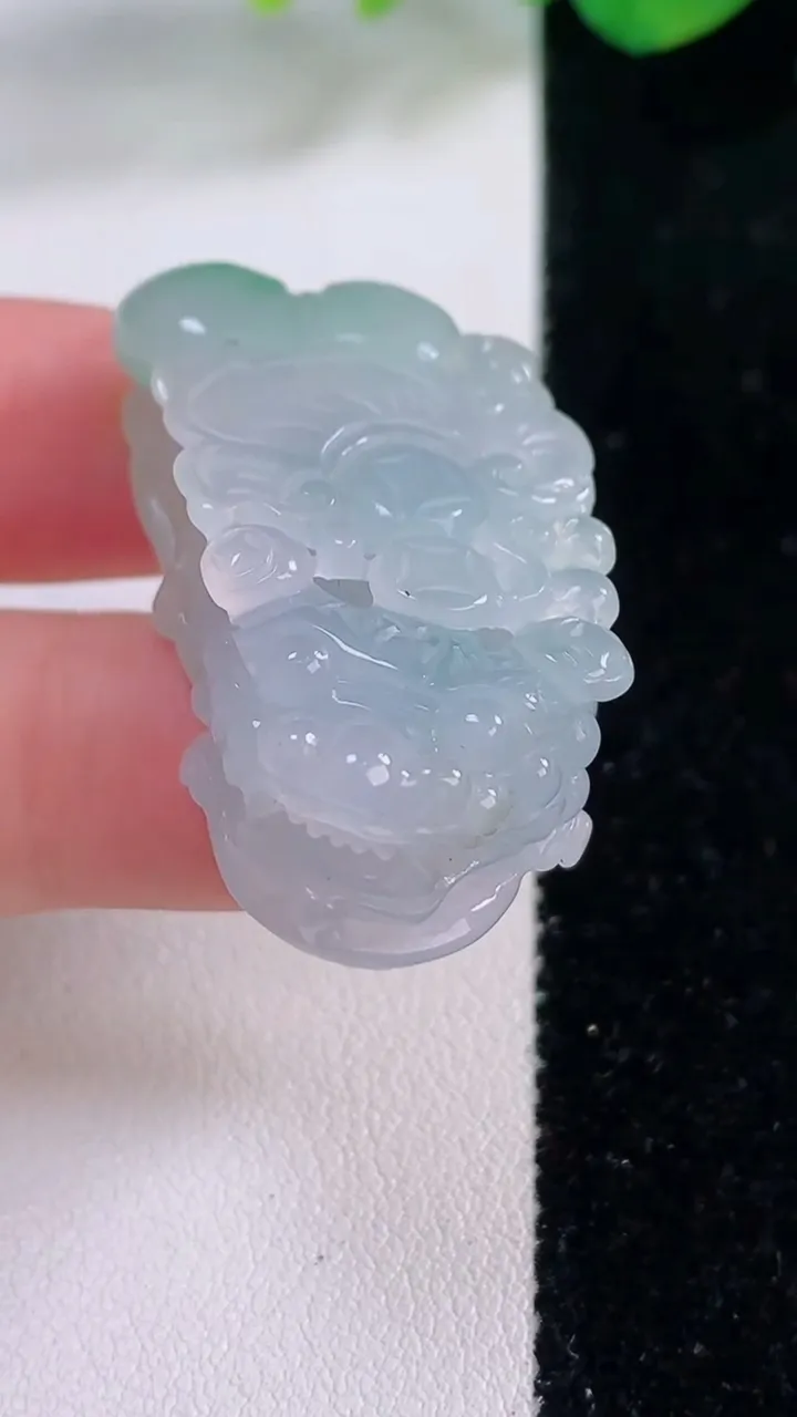 天然A货翡翠貔貅吊坠，尺寸38-19.6-12，重量:18.89g
12月2日