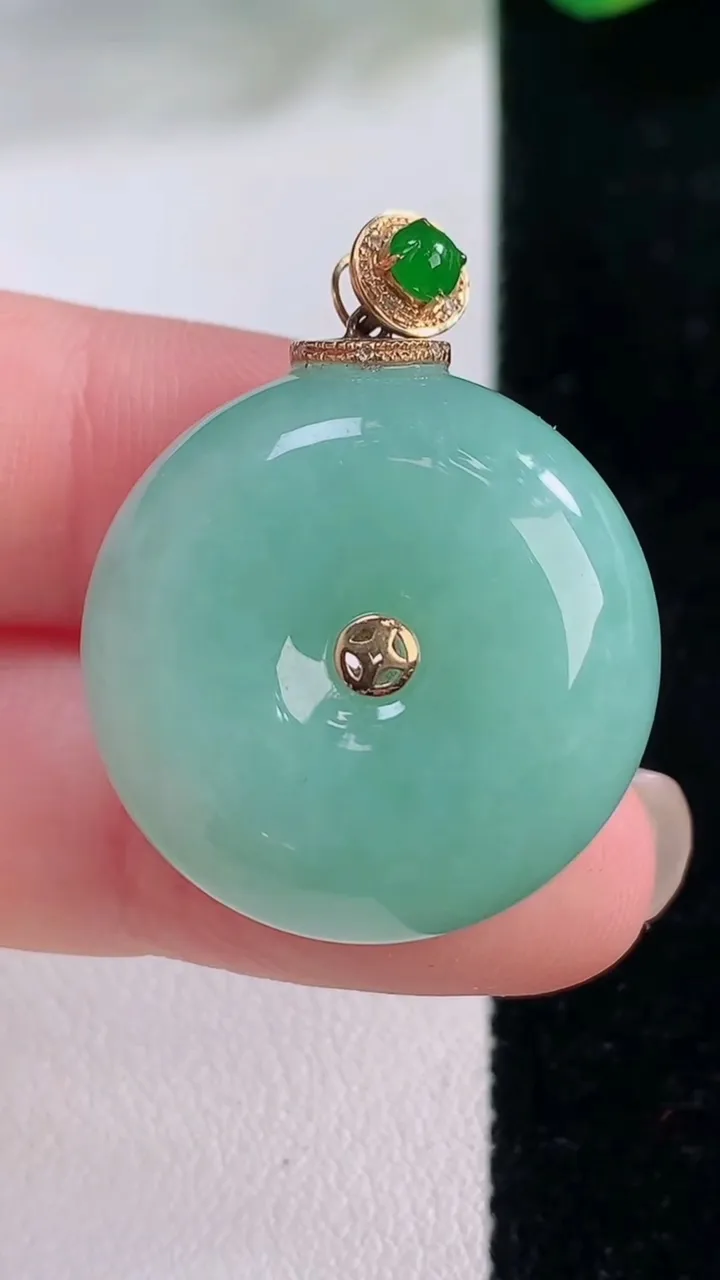 天然A货翡翠平安扣吊坠，尺寸25-11.7，重量:17.51g
12月2日