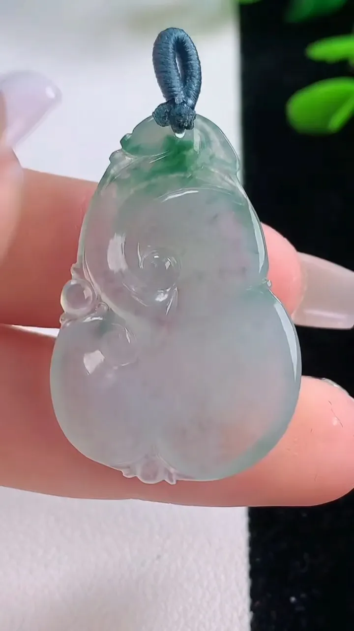 天然A货翡翠冰种飘花如意吊坠，尺寸34.5-23.8-4.2，重量:5.77g
12月2日