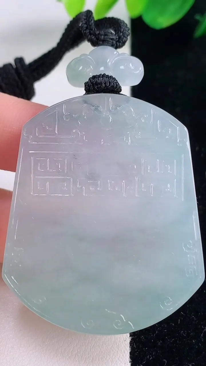 天然A货翡翠种飘花仿古无事牌吊坠，尺寸48.4-40.4-5.8，重量:37.01g
12月2日