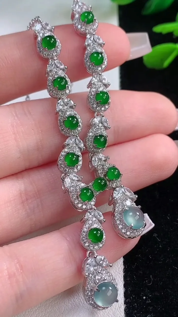 天然A货翡翠蛋面项链，尺寸5.2，重量:12.28g12月2日
工厂直销收藏佳品,种好水足，色泽均匀，有种有色，上手高大气！