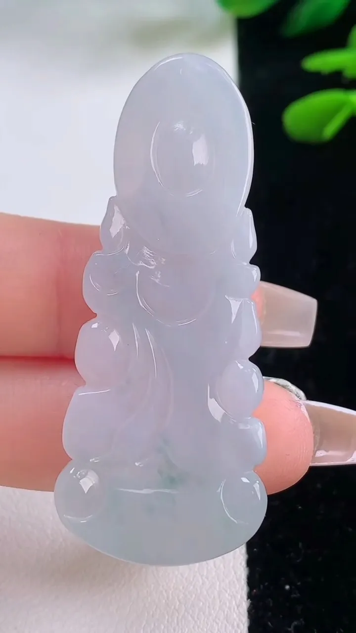 天然A货翡翠冰种飘花观音菩萨吊坠，尺寸53-21-5.7，重量:12.50g
12月2日