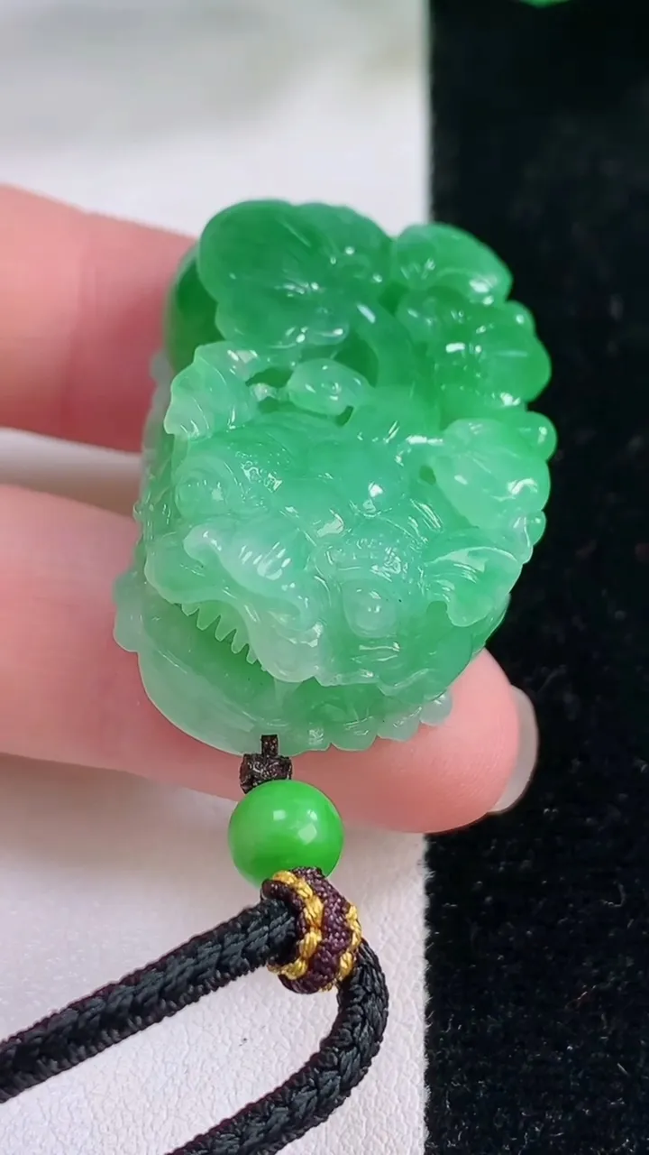 天然A货翡翠貔貅吊坠，尺寸41.8-23-13.2，重量:31.64g
12月2日