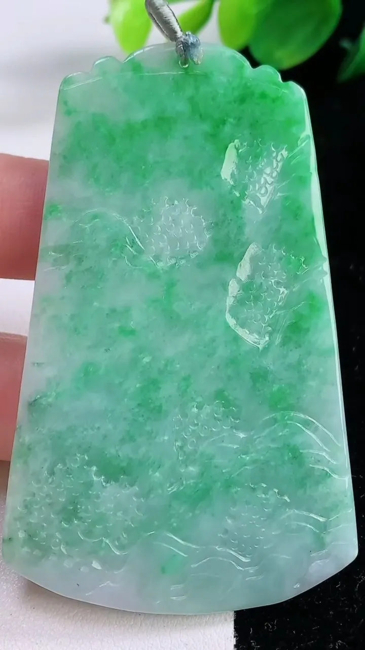天然A货翡翠山水牌吊坠，尺寸70.3-43.3-4.6，重量:31.20g
12月2日