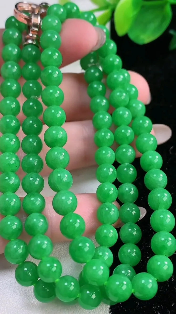天然A货翡翠圆珠项链，尺寸6-106颗，重量:43.40g12月2日
工厂直销收藏佳品,种好水足，色泽均匀，有种有色，上手高大气！