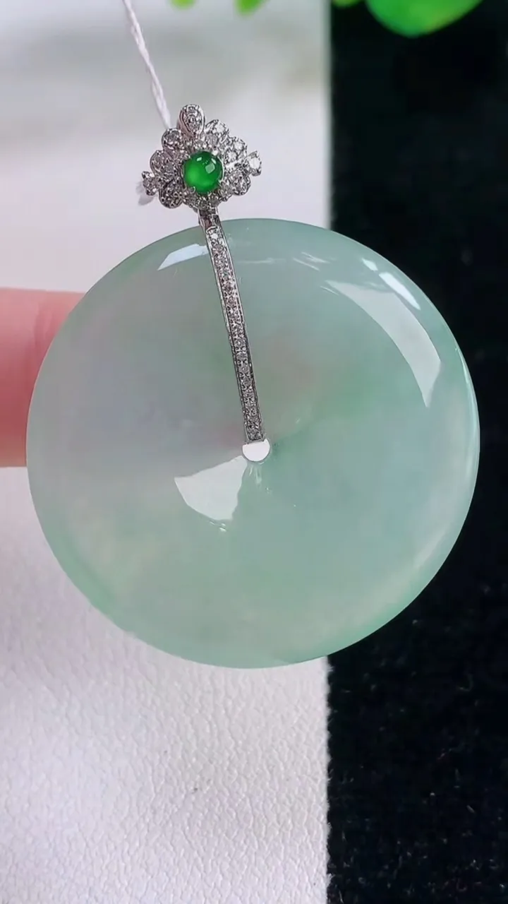 天然A货翡翠平安扣吊坠，尺寸32.6-5.8，重量:13.87g
12月2日