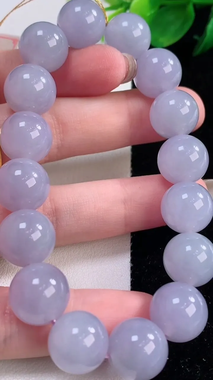 天然A货翡翠紫罗兰圆珠手串，尺寸12.4-16颗，重量:56.24g12月2日
工厂直销收藏佳品,种好水足，色泽均匀，有种有色，上手高大气！