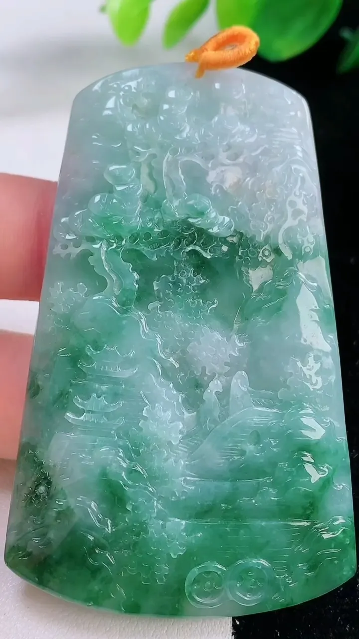 天然A货翡翠山水牌吊坠，尺寸67.8-41.5-4.8，重量:33.88g
12月2日