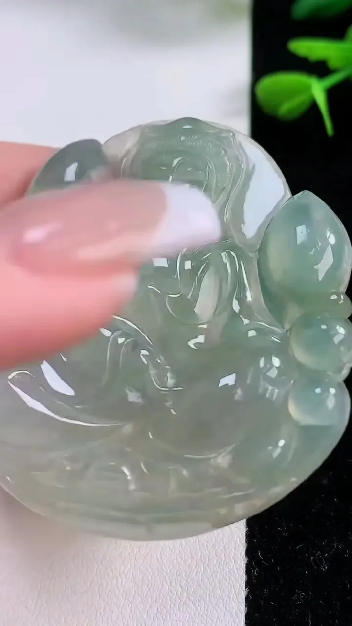 天然A货翡翠大势至菩萨吊坠，尺寸53-49.7-6.2，重:26.29g
12月2日