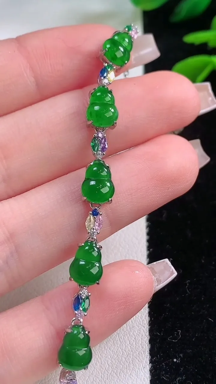 天然A货翡翠葫芦手链，尺寸7.9-5.3，重量:3.88g
12月2日