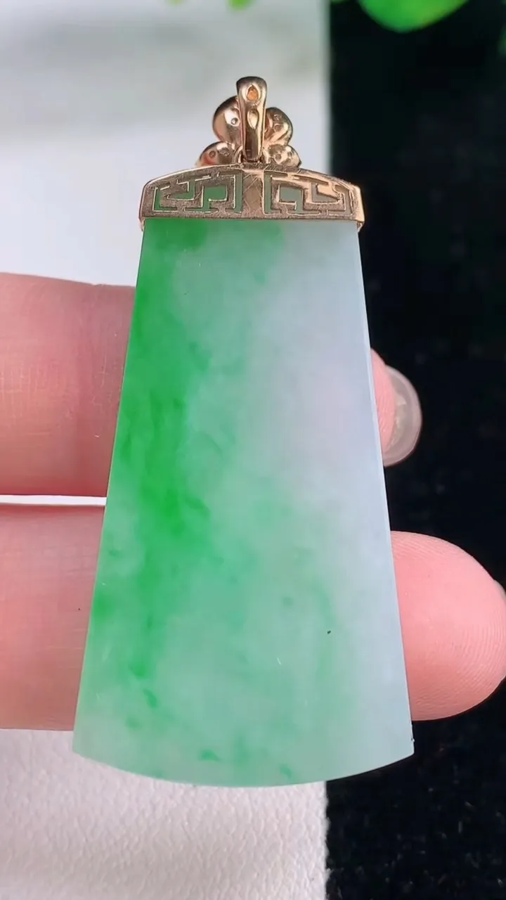 天然A货翡翠无事牌吊坠，尺寸41.8-22-3.5，重量:10.07g
12月2日