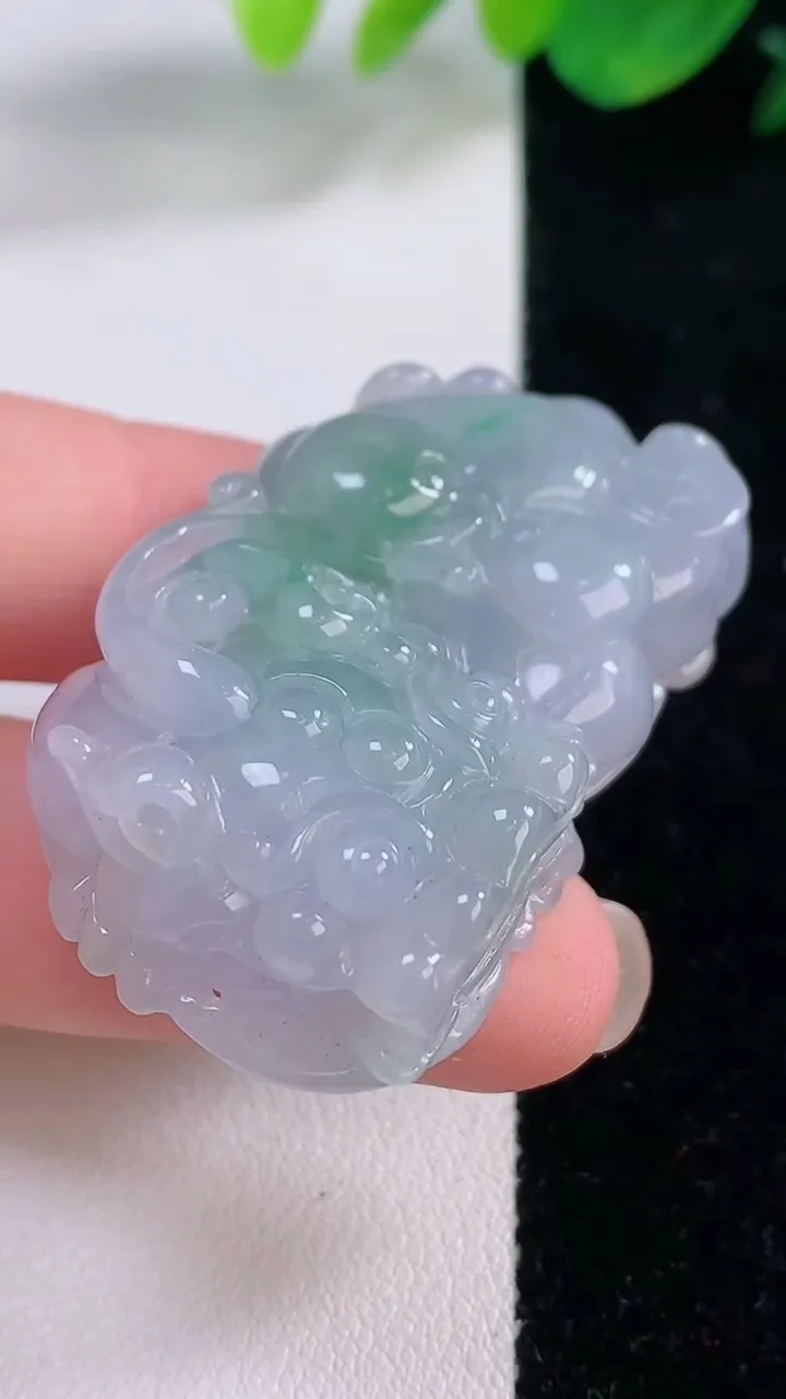 天然A货翡翠春带彩紫罗兰霸王貔貅吊坠，尺寸47.4-26.4-12，重量:32.07g
12月2日