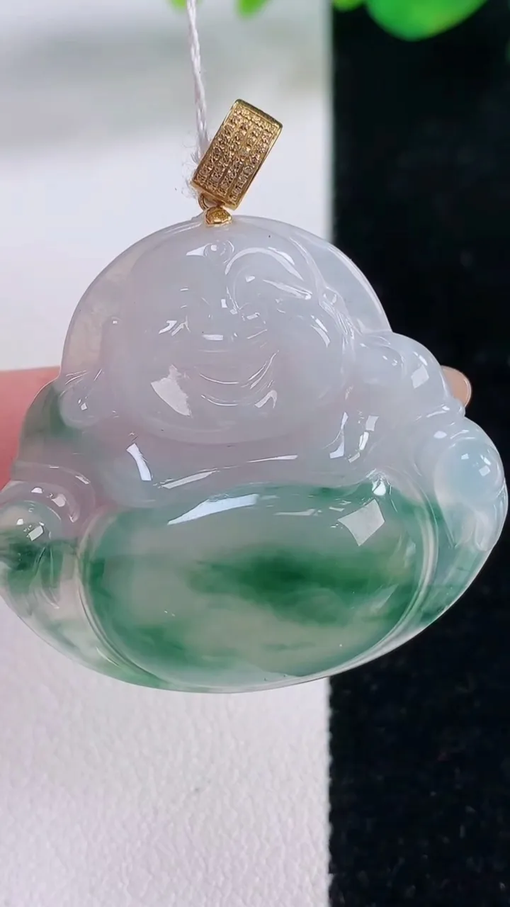 天然A货翡翠种飘花佛公吊坠，尺寸32.6-35-6，重量:10.46g
12月2日