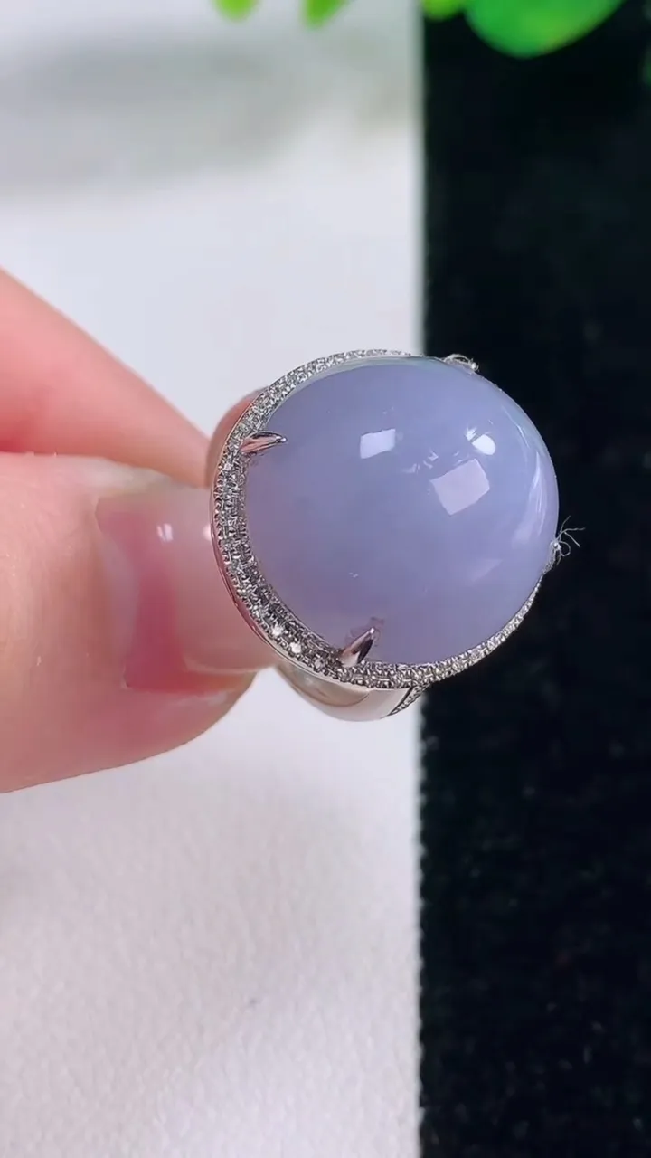 天然A货翡翠18K金紫罗兰蛋面戒指，尺寸17-17.5-15.5-10.4，重量:6.81g2025年12月2日
工厂直销收藏佳品,种好水足，色泽均匀，有种有色，上手高大气！
