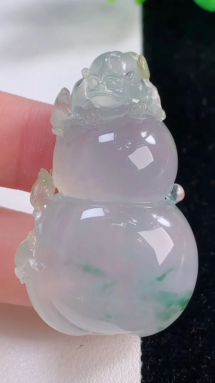 天然A货翡翠貔貅吊坠，尺寸55.2-32.8-23，重量:82.01g
12月2日