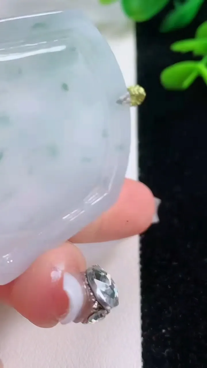 天然A货翡翠飘花生肖猴吊坠，尺寸51.5-43-6.2，重量:27.85g
12月2日