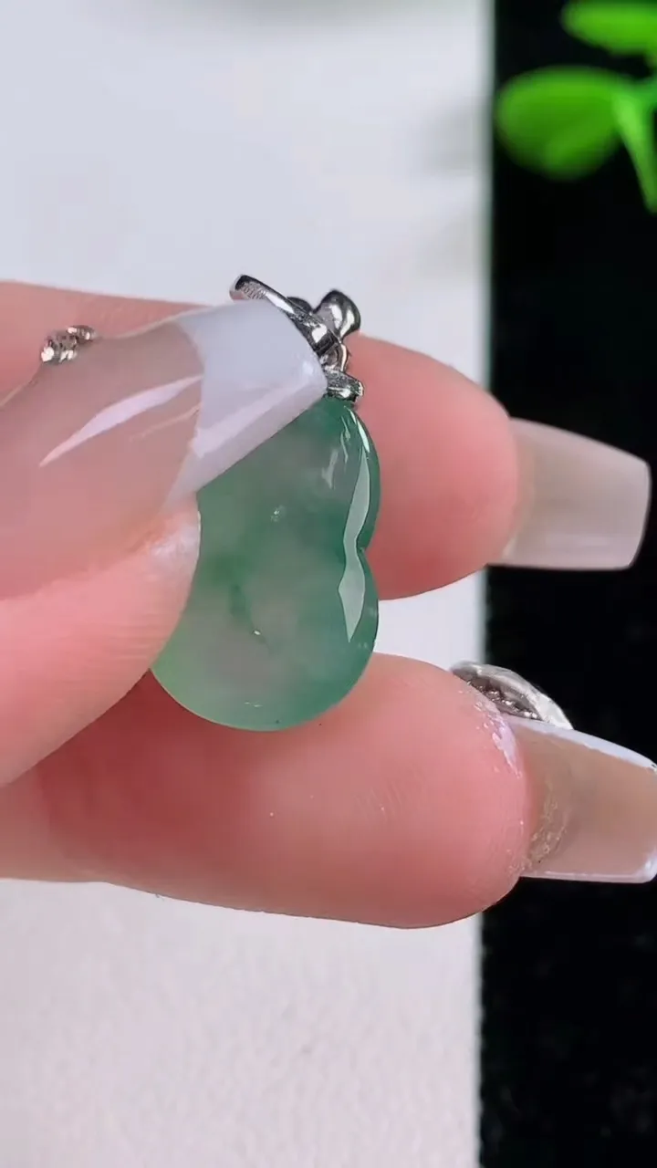 天然A货翡翠种飘花葫芦吊坠，尺寸17.4-11.3-7，重:2.94g
12月2日