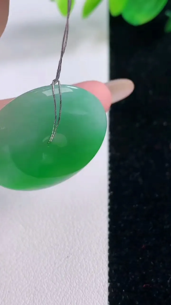 天然A货翡翠平安扣吊坠，尺寸29.7-5.7，重量:10.69g
12月2日