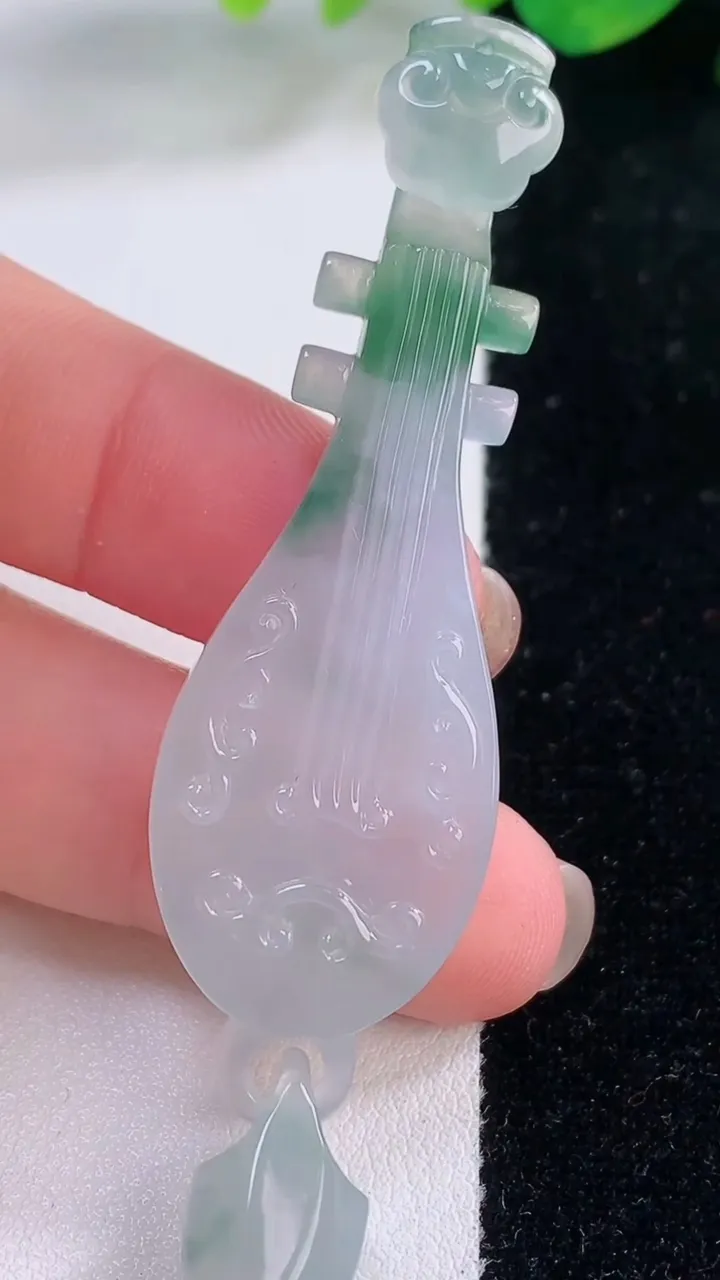 天然A货翡翠冰种飘花琵琶吊坠，尺寸78-18.3-6.4，重量:12.24g
12月2日