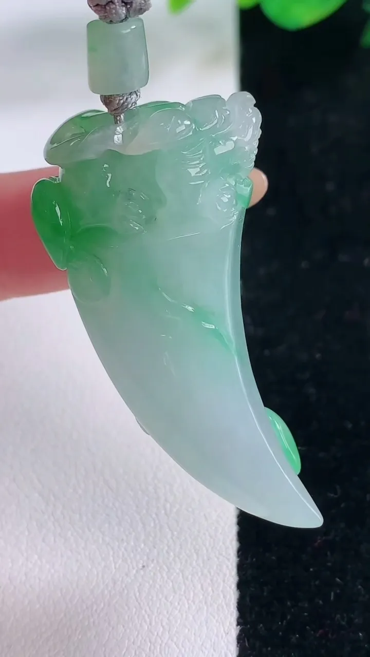 天然A货翡翠龙牙吊坠，尺寸44.6-20.7-12.6，重量:22.65g
12月2日