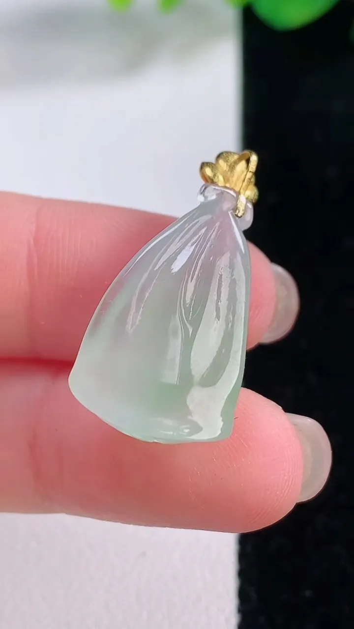 天然A货翡翠莲蓬吊坠，尺寸24.4-14.3-10，重量:3.91g
12月2日