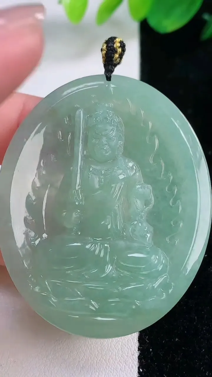 天然A货翡翠不动明王吊坠，尺寸52-42.2-5.6，重量:25.37g
12月2日