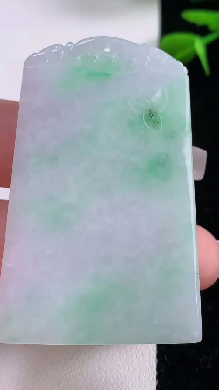 天然A货翡翠无事牌吊坠，尺寸53-35.5-4.5，重:24.29g
12月2日