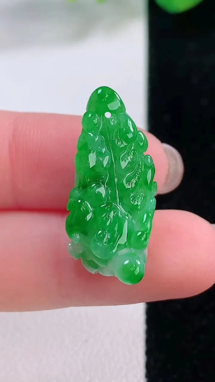 天然A货翡翠白菜吊坠，尺寸27-12-9.8，重量:4.26g
12月2日