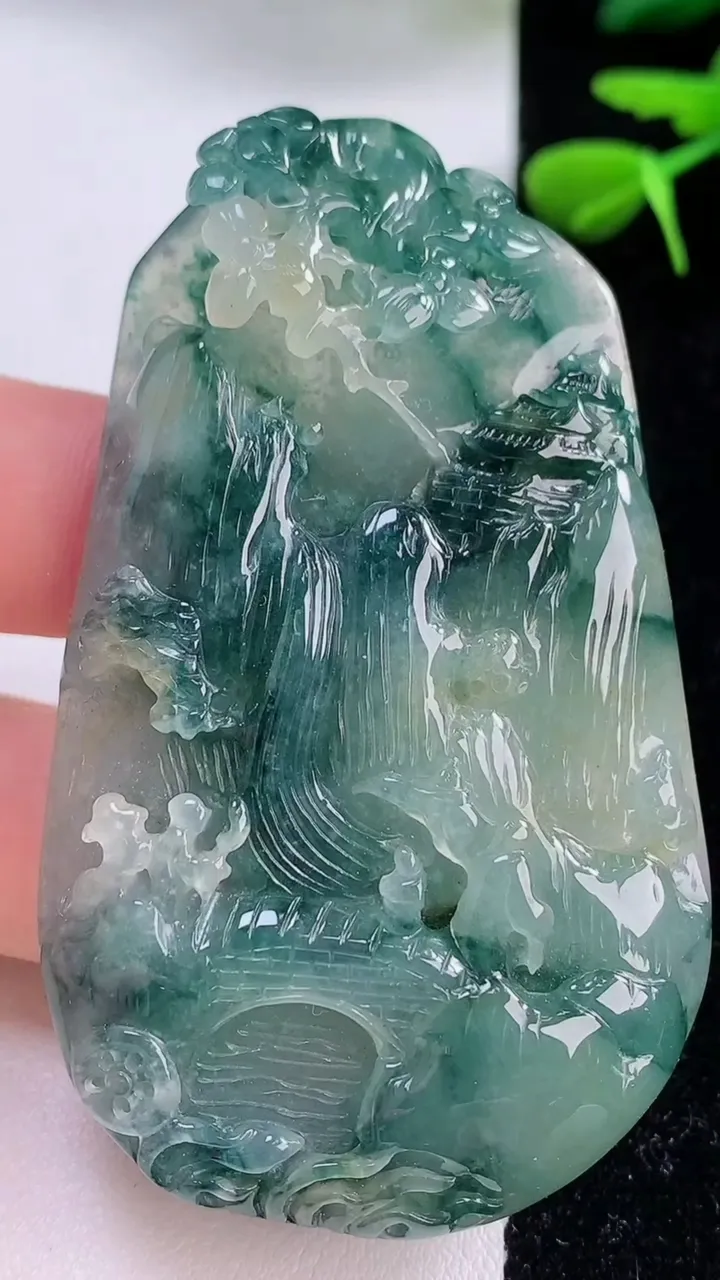 天然A货翡翠牌吊坠，尺寸65-40-10，重:45.00g
12月2日