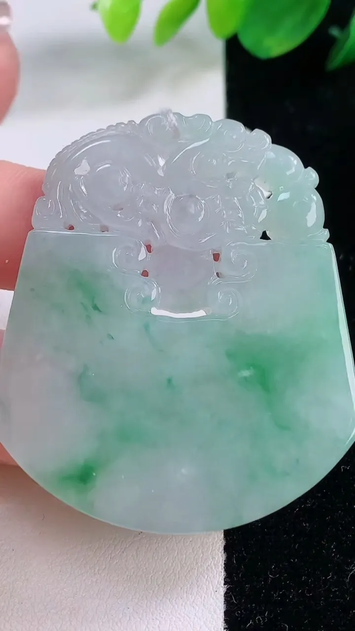 天然A货翡翠麒麟吊坠，尺寸51.7-44.8-5.8，重量:32.75g
12月2日