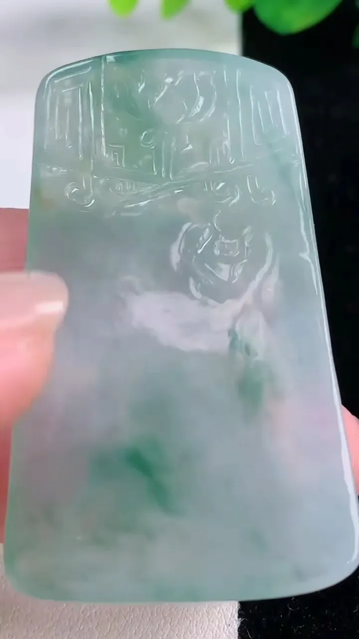 天然A货翡翠观音菩萨吊坠，尺寸55-32.6-5，重量:22.56g
12月2日