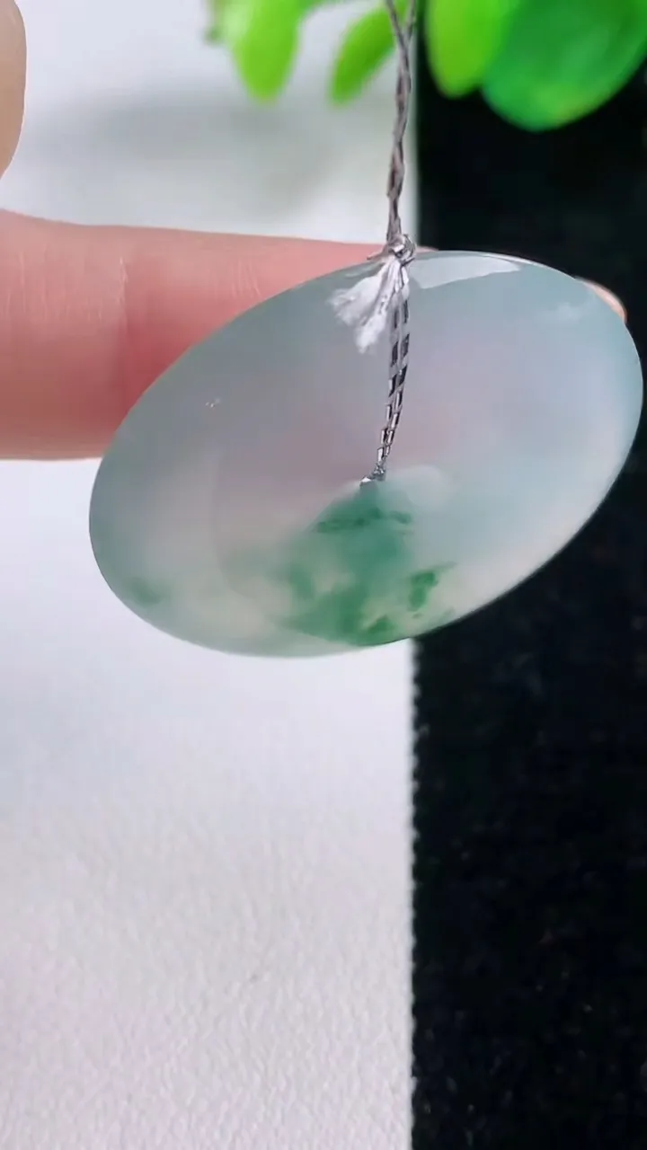 天然A货翡翠种飘花平安扣吊坠，尺寸32-6.2，重量:13.20g
12月2日