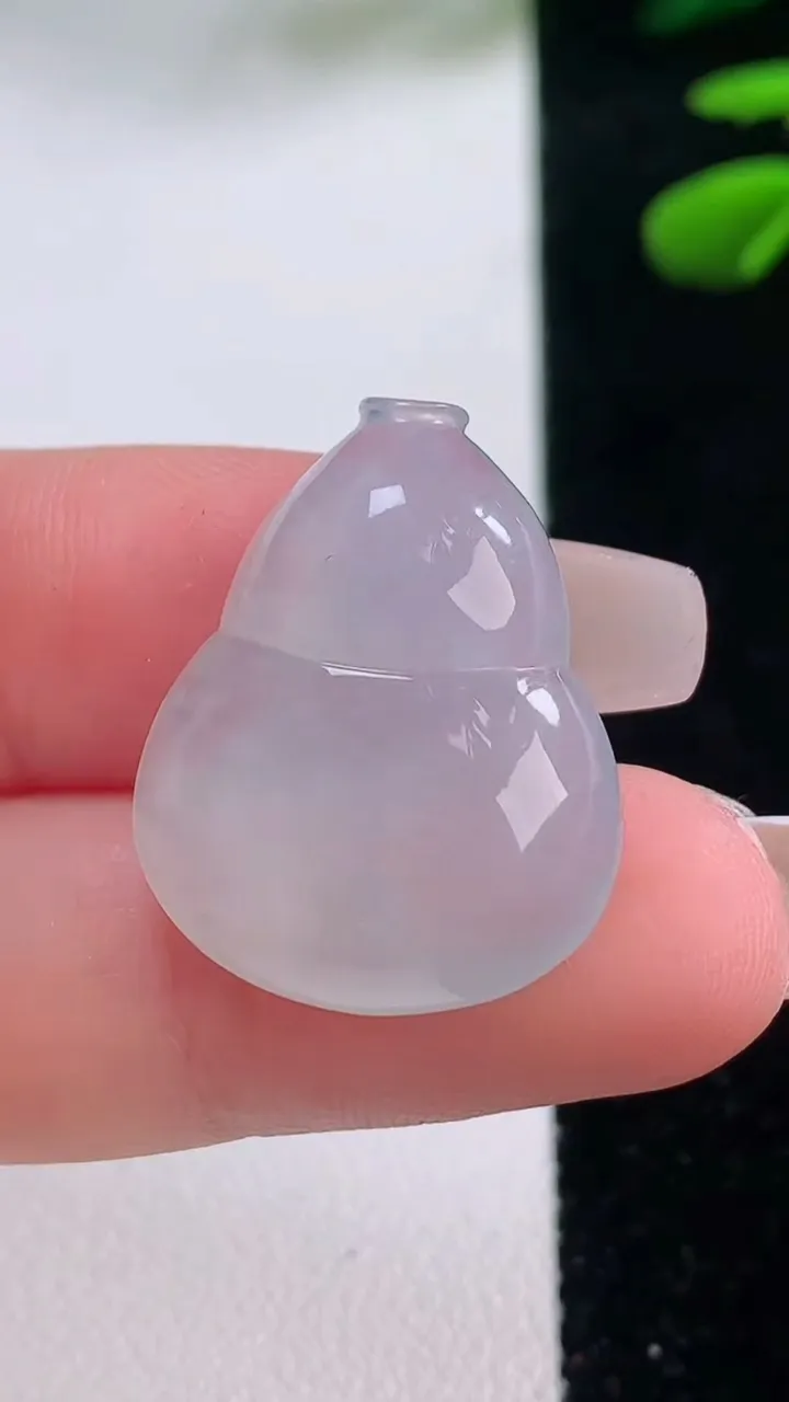 天然A货翡翠葫芦镶嵌件，尺寸24.2-19.6-5.8，重量:5.06g
12月2日