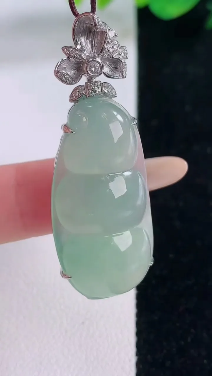 天然A货翡翠福豆吊坠，尺寸46.8-33.6-16.2-9.3，重量:9.12g
12月2日