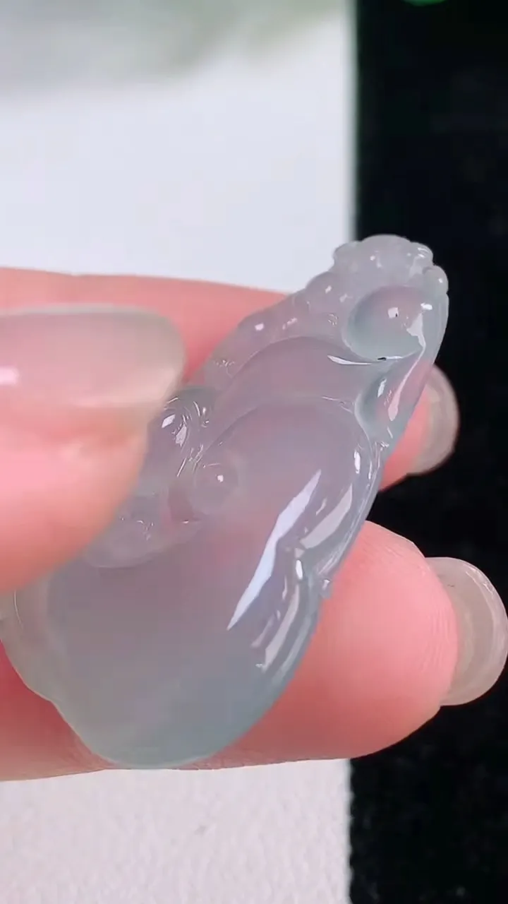 天然A货翡翠如意吊坠，尺寸33.3-22.8-4.8，重量:5.76g
12月2日