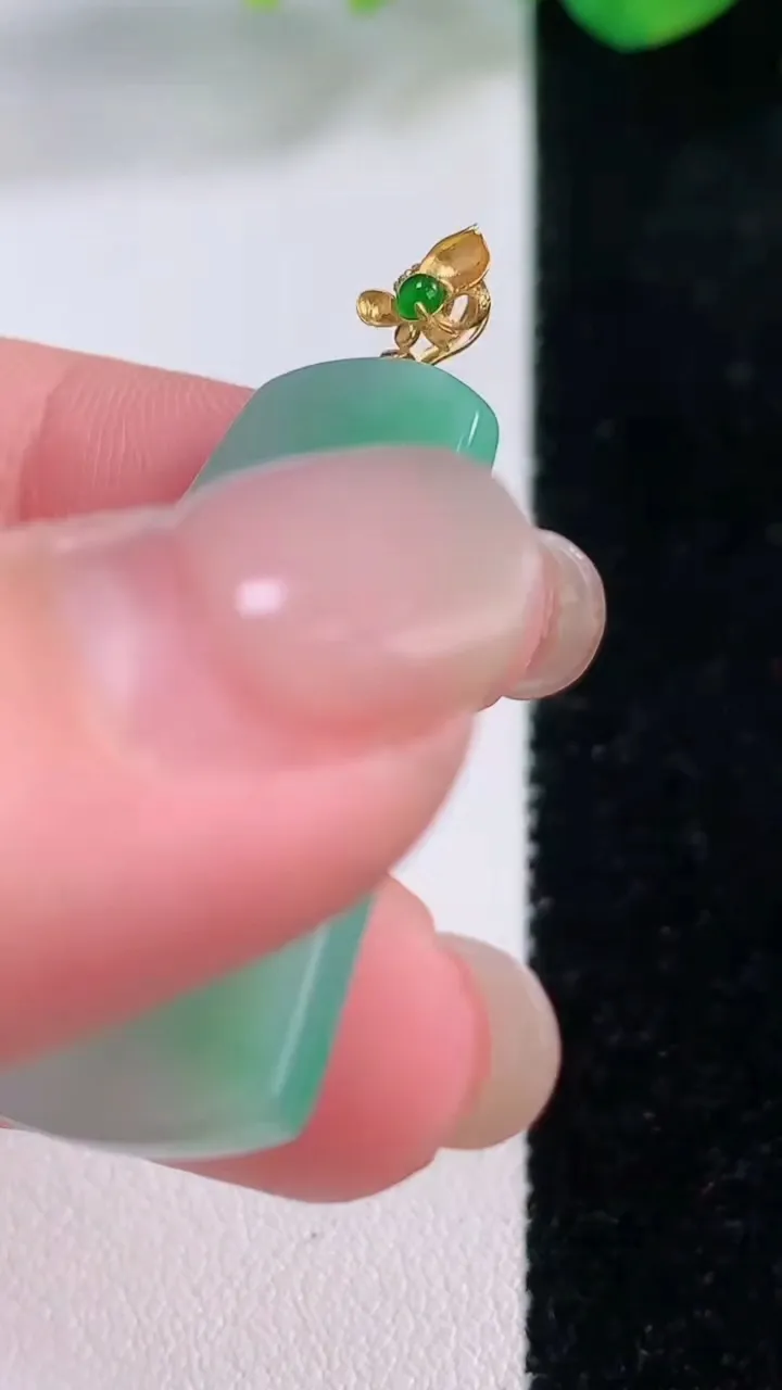 天然A货翡翠无事牌吊坠，尺寸34-22.5-2.8，重量:5.72g
12月2日