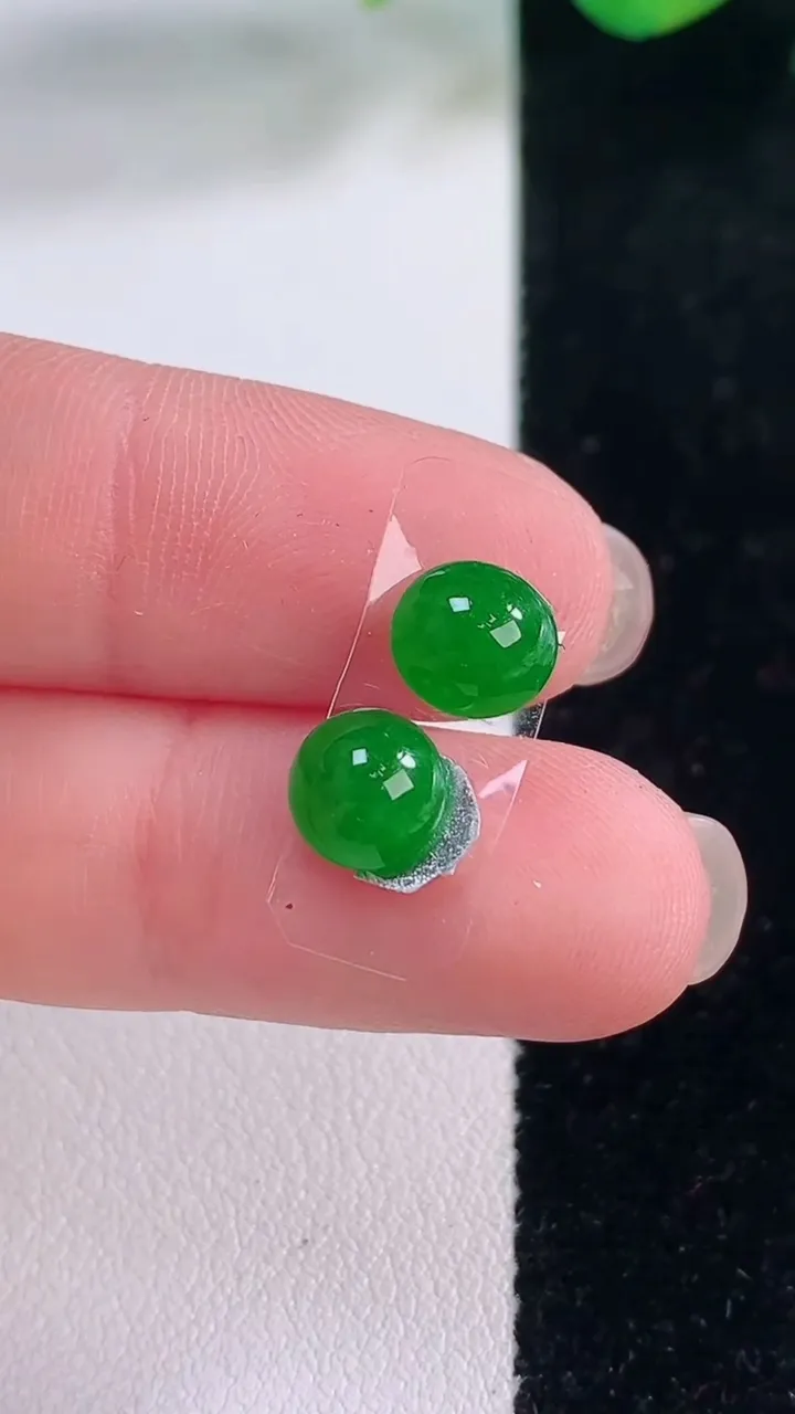 天然A货翡翠蛋面镶嵌件一对，尺寸7-6.7-3.8，重量:0.58g
12月2日