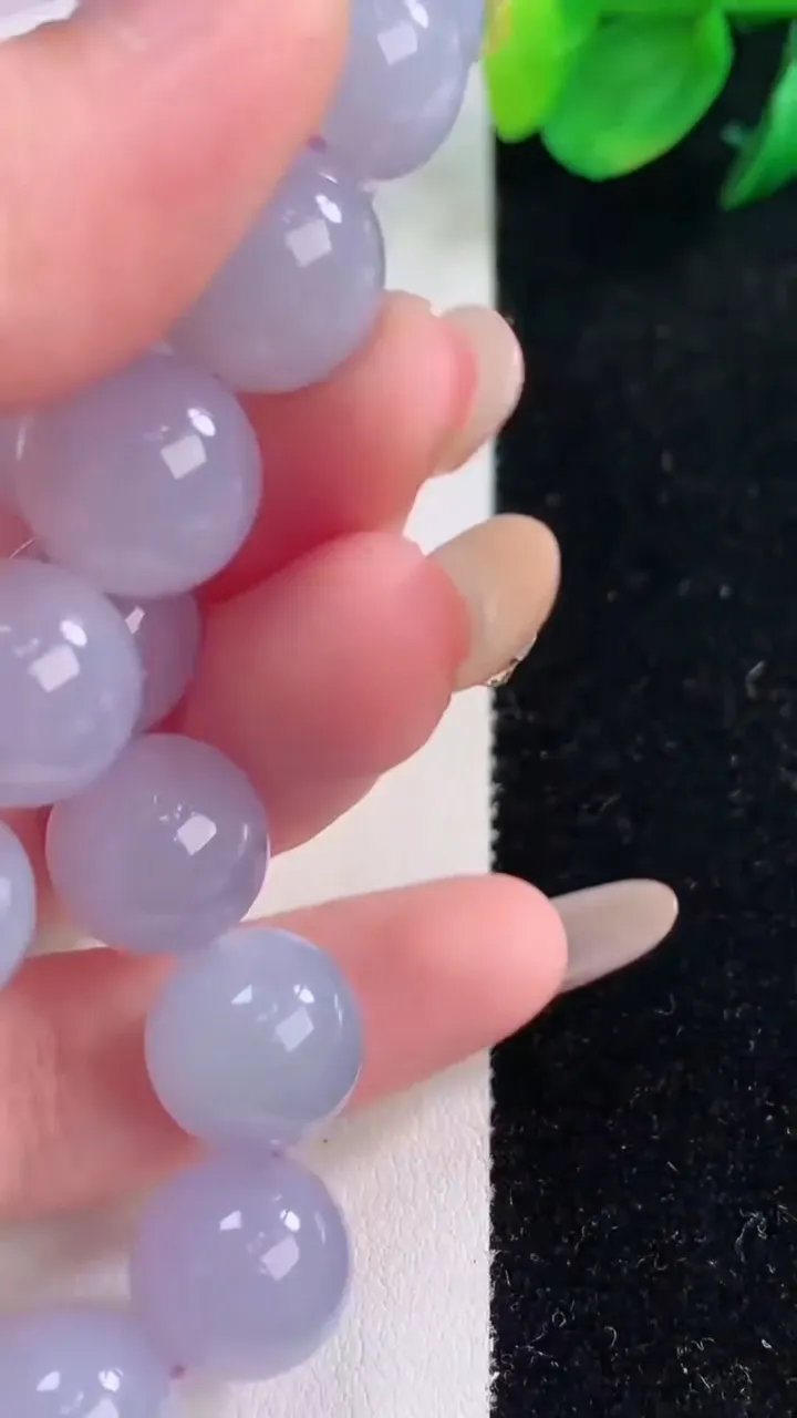 天然A货翡翠紫罗兰圆珠手串，尺寸12.4-16颗，重量:56.24g12月2日
工厂直销收藏佳品,种好水足，色泽均匀，有种有色，上手高大气！