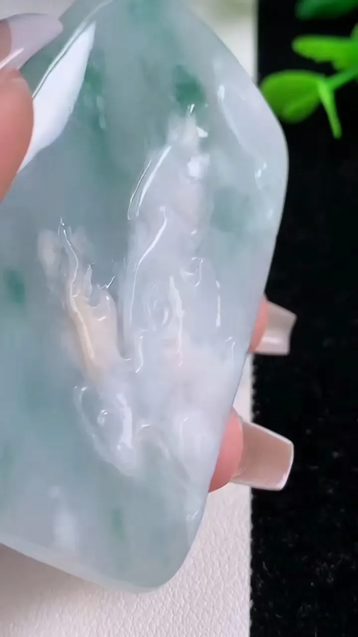 天然A货翡翠牌吊坠，尺寸66.3-42-14.5，重:70.21g
12月2日