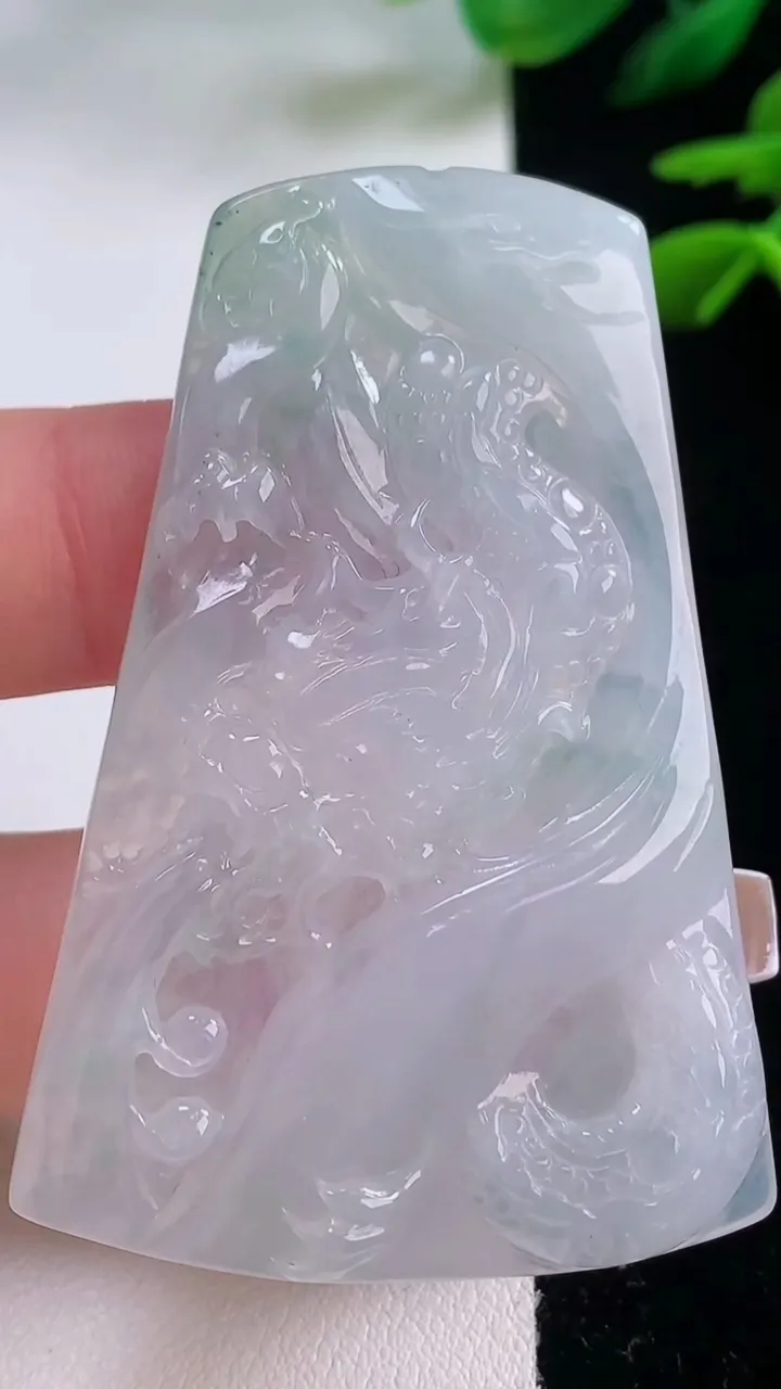 天然A货翡翠龙牌吊坠，尺寸58-38.6-5.5，重量:22.82g
12月2日